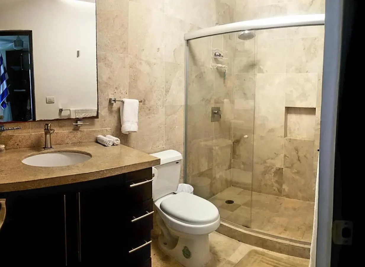 Stunning 1 Bedroom 1 Bathroom Modern Condo Few Blocks To The Beach And 5Th Avenue Playa del Carmen Hébergement de vacances